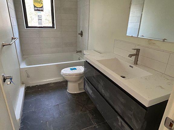4th image of 30 Ladds Ln #1