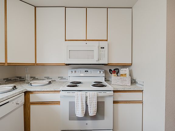 3rd image of 110 Heritage Pl #94