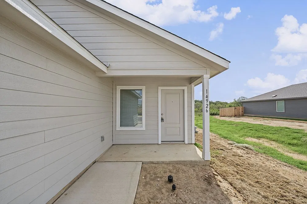 Stylish 3-Bed Home with Fenced Yard, Garage, and Community Pool in Elmendorf — Photo 3