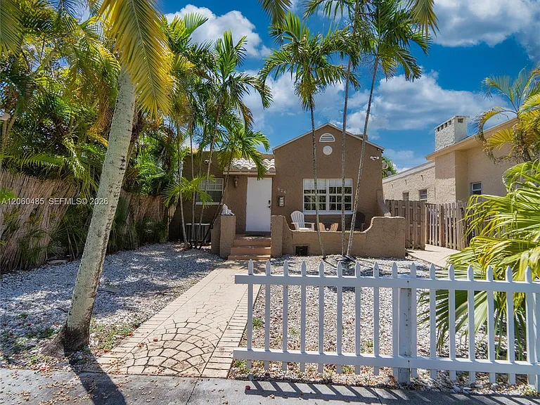626 NE 4th Ct — Photo 1