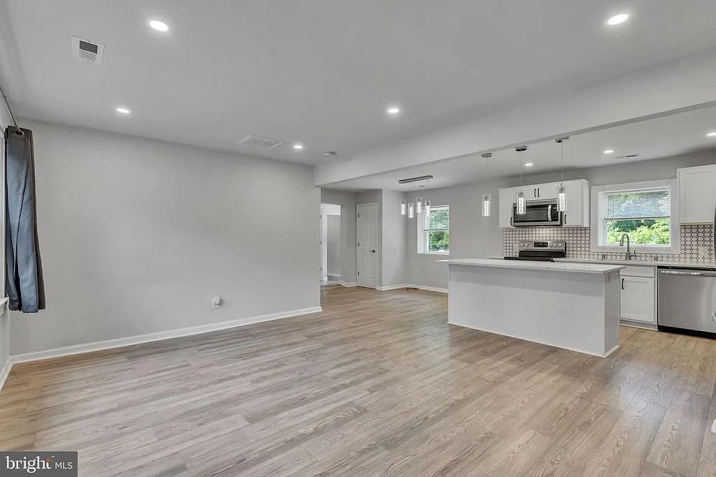 4 bed, 3.0 bath, 2108 sqft, $3,250 — Photo 2
