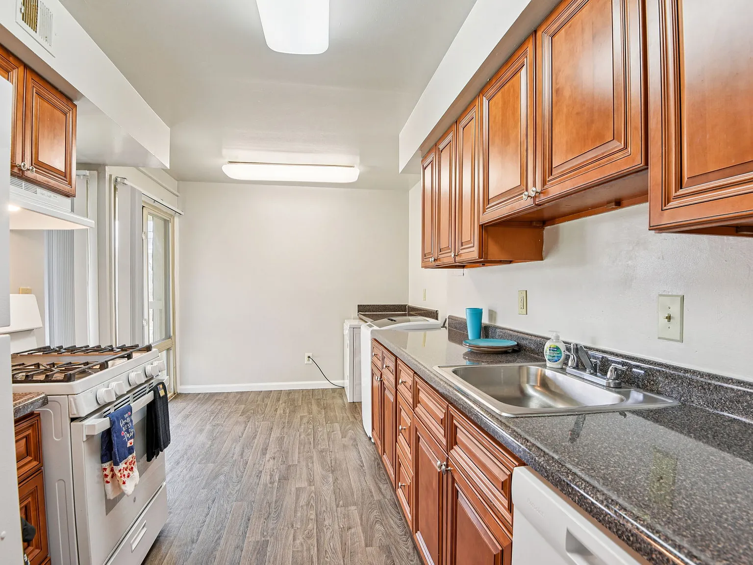 Crestleigh Apartments — Photo 4