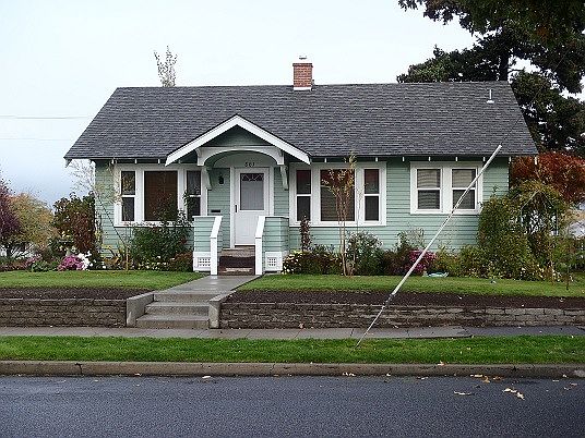 1st image of 801 E 11th St