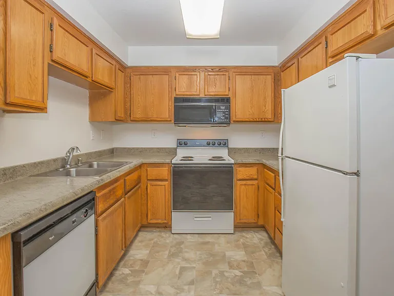 Cambridge Village Apartments — Photo 64