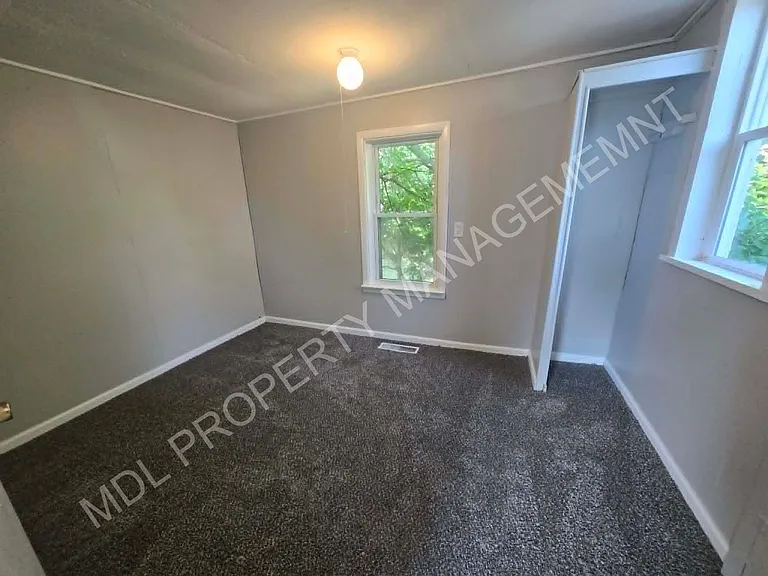 913 N Granger St — Photo 5
