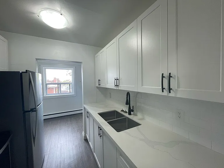 337 E 42nd St — Photo 7