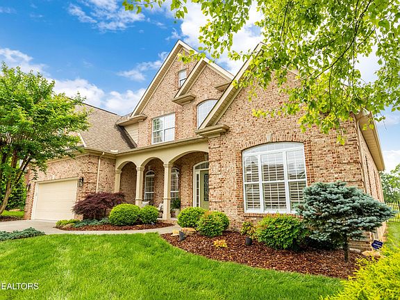 3rd image of 12618 Hunters Creek Ln