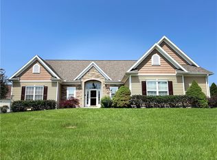 11 Tea Olive Ln, Fairport, NY 14450
