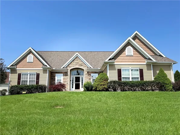 11 Tea Olive Ln, Fairport, NY 14450