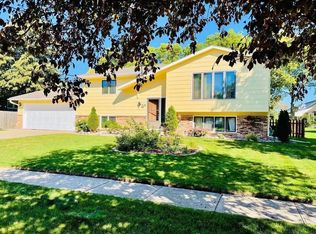 710 Sharpe Dr, Vermillion, SD 57069