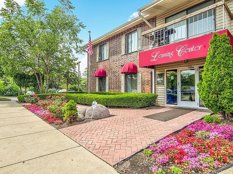 Emerald Court Apartments — Photo 41