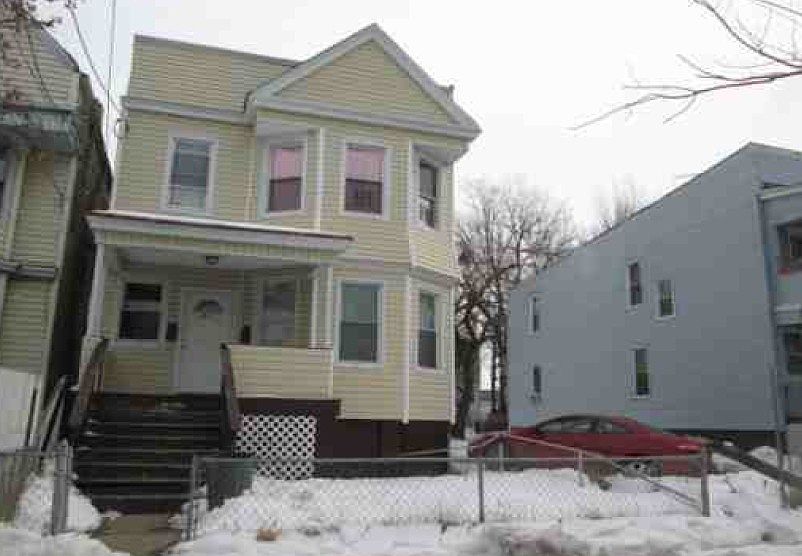 2nd image of 212 Oakwood Pl