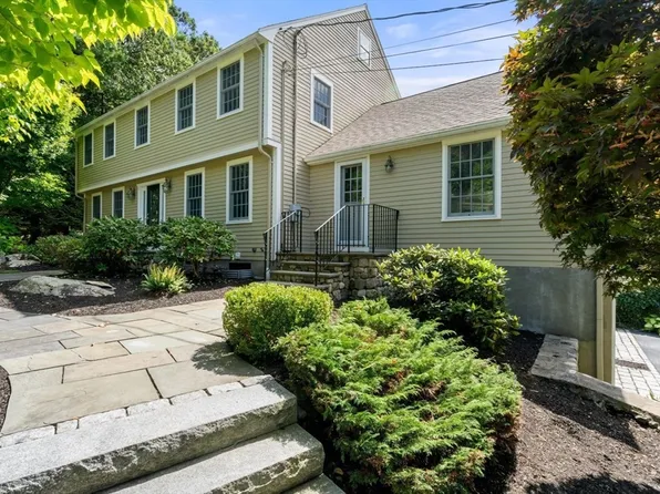 8 Colonial Rd, Dover, MA 02030