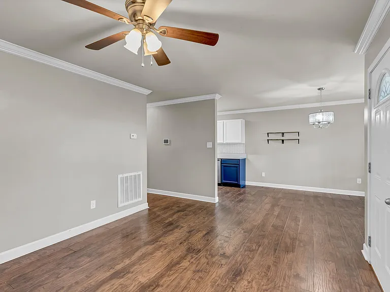 219 W Watt St — Photo 5