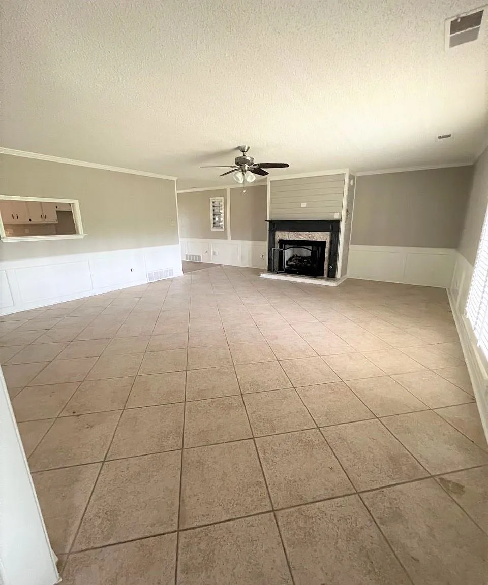 4 bed, 2.5 bath, 2491 sqft, $3,300 — Photo 2