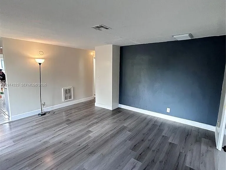 91 NE 6th Ct — Photo 5