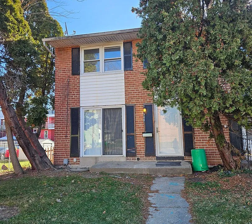 906 E King St