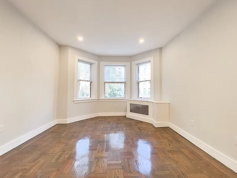 32 Queensberry St #7 — Photo 10