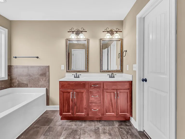 563 Falkland Cir — Photo 20