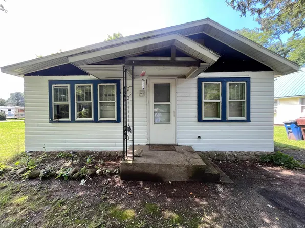 7206 N Melrose Dr, New Carlisle, IN 46552