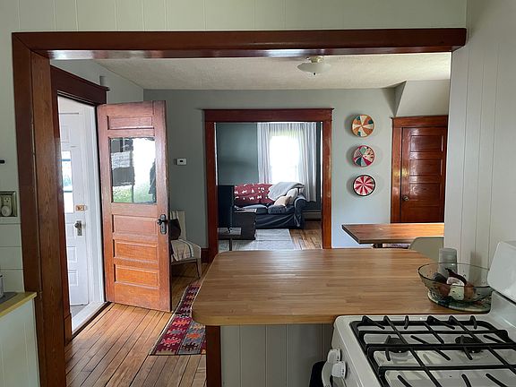 3rd image of 61 Charlotte St