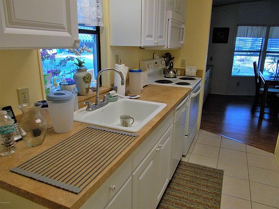 2nd image of 907 Oleander Cir