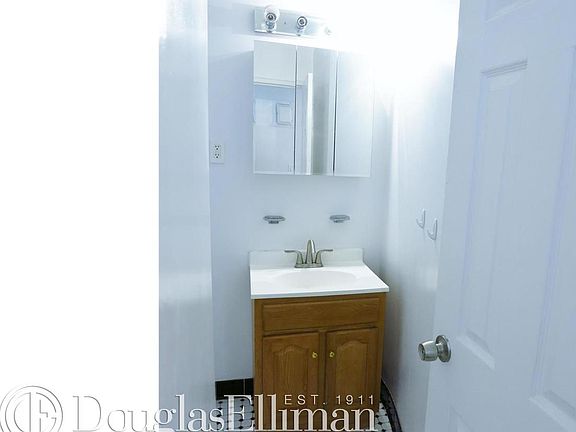 3rd image of 207 E 89th St APT A18
