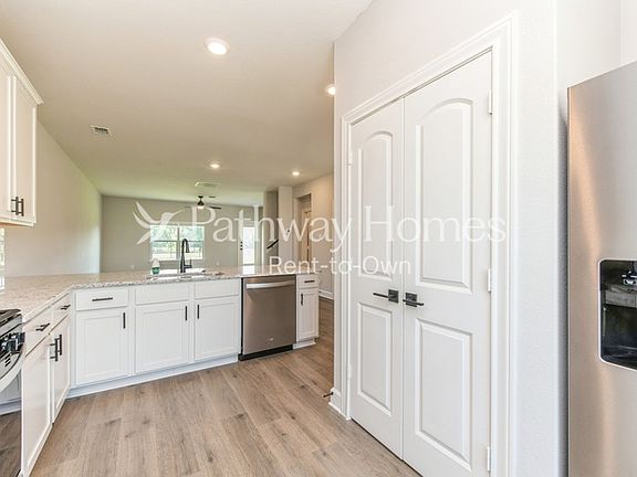 5th image of 505 Harbor Oaks Dr