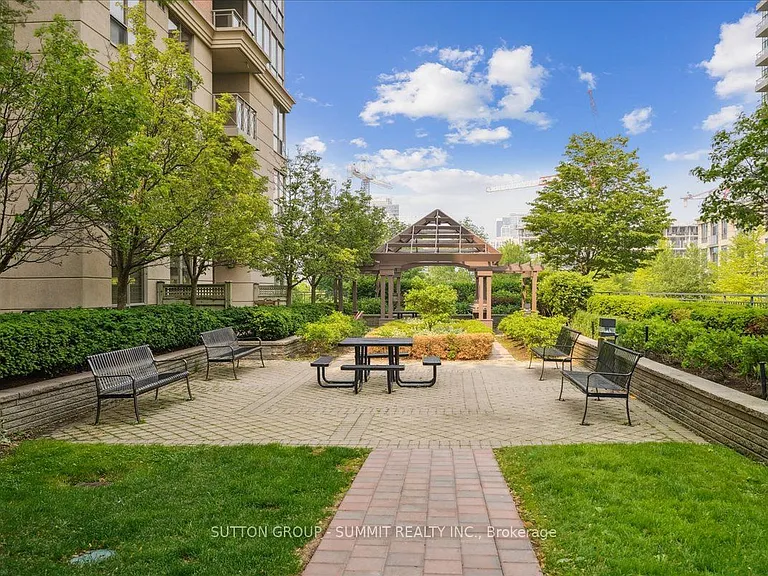 5229 Dundas St W #511 — Photo 32