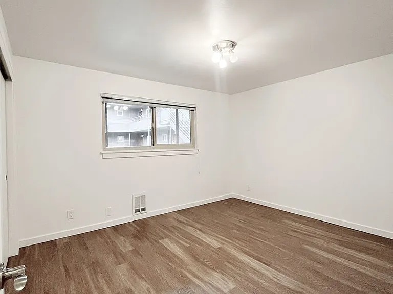 North Towne Manor — Photo 10