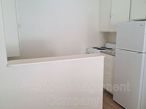 3rd image of 839 N Van Ness Ave