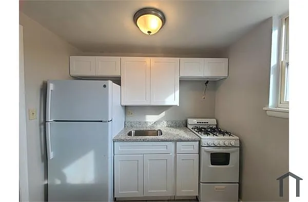 Building Photo - 4119 Saint Georges Ave #6