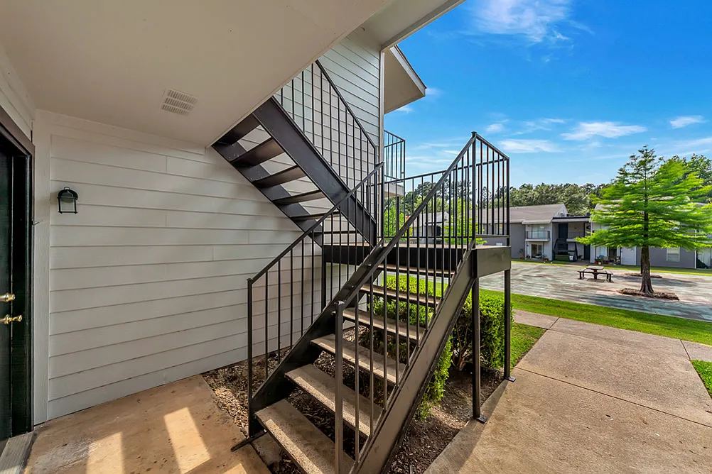 Oak Manor Apartments — Photo 2
