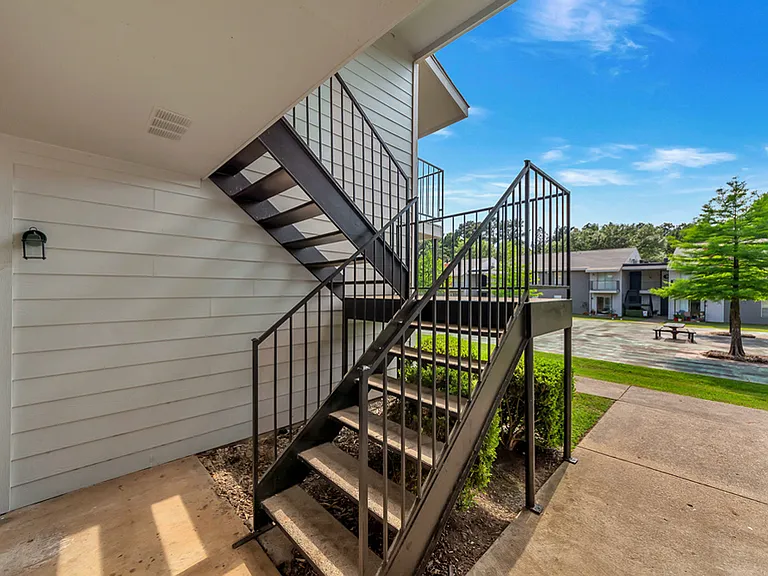 Oak Manor Apartments — Photo 2