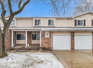 302 Hampton Ct, South Lyon, MI 48178