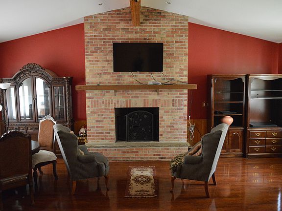 2nd image of 910 Rosewood Ct