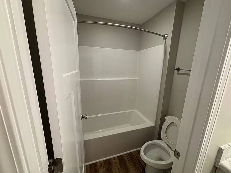 633 Clary St — Photo 8