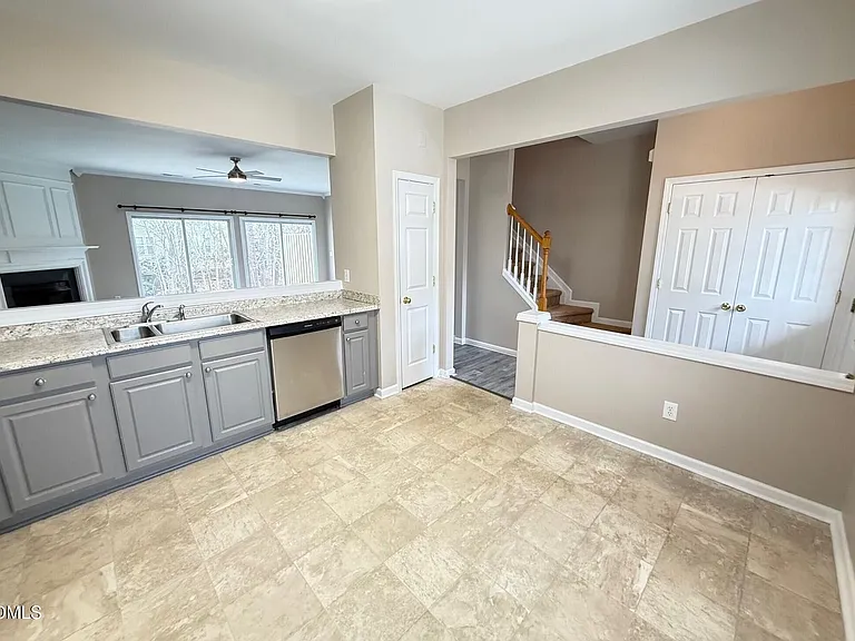 412 Canyon Lake Cir — Photo 4