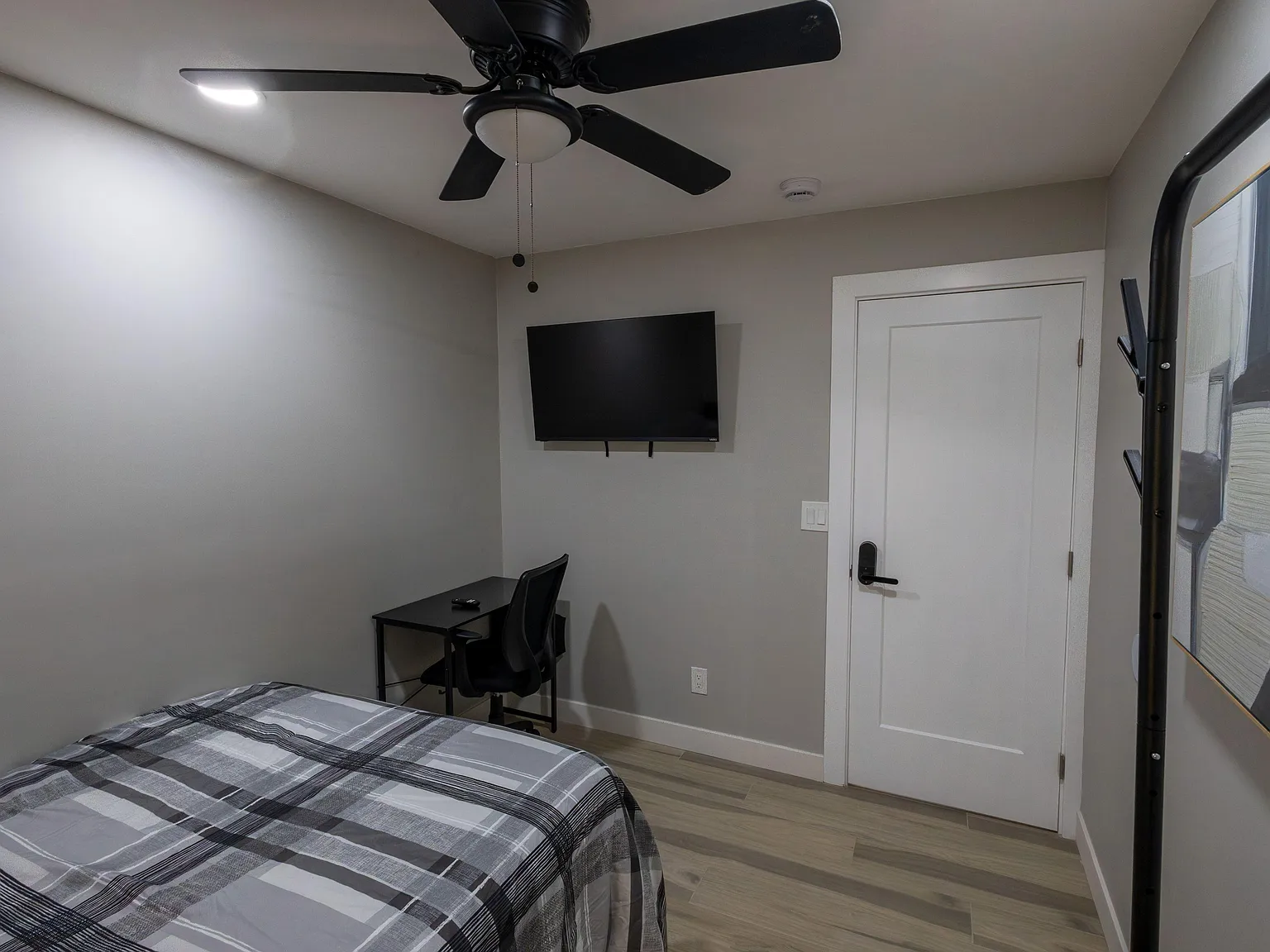 4 bed, 3.0 bath, 1600 sqft, $966 — Photo 1