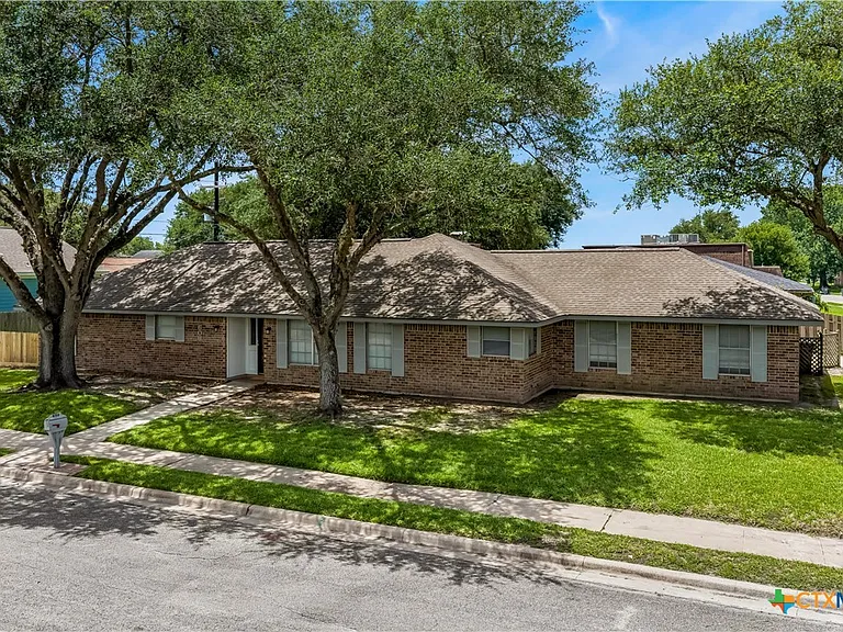 608 Rosewood Dr — Photo 1