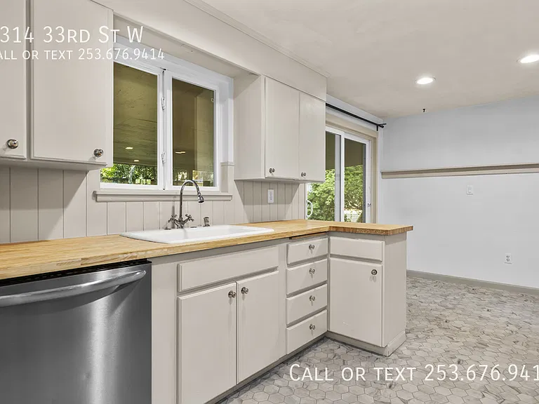 8314 33rd St W — Photo 3
