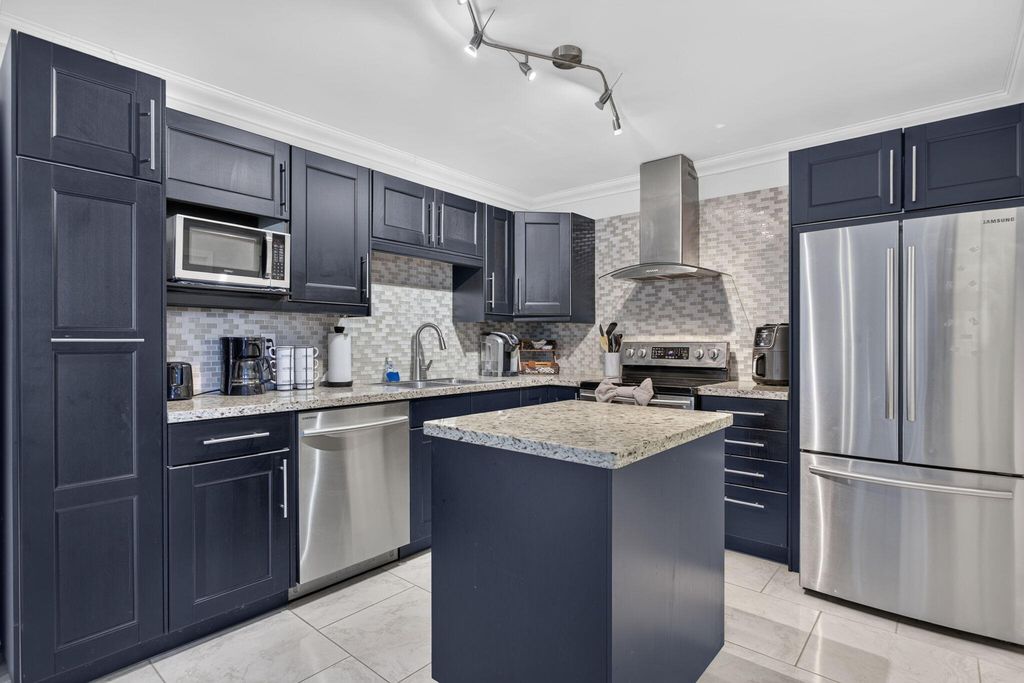 1520 NE 34TH Court, photo 2