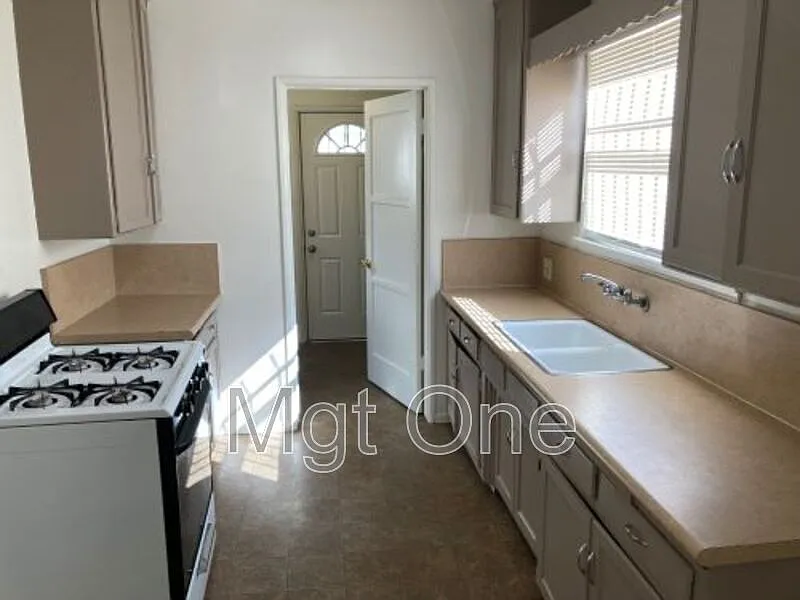 3 bed, 2.0 bath, 1338 sqft, $2,950 — Photo 2