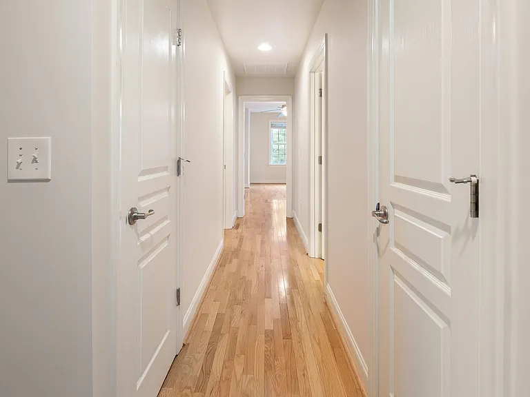 8 Trafalgar Cir — Photo 17