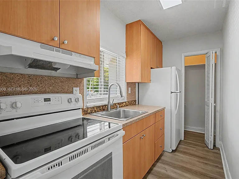1245 SW 5th St #5 — Photo 1