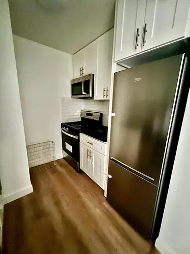 1910 Parsons Blvd #2H Photo 1