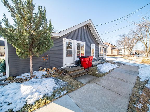 3rd image of 716 9th St SE