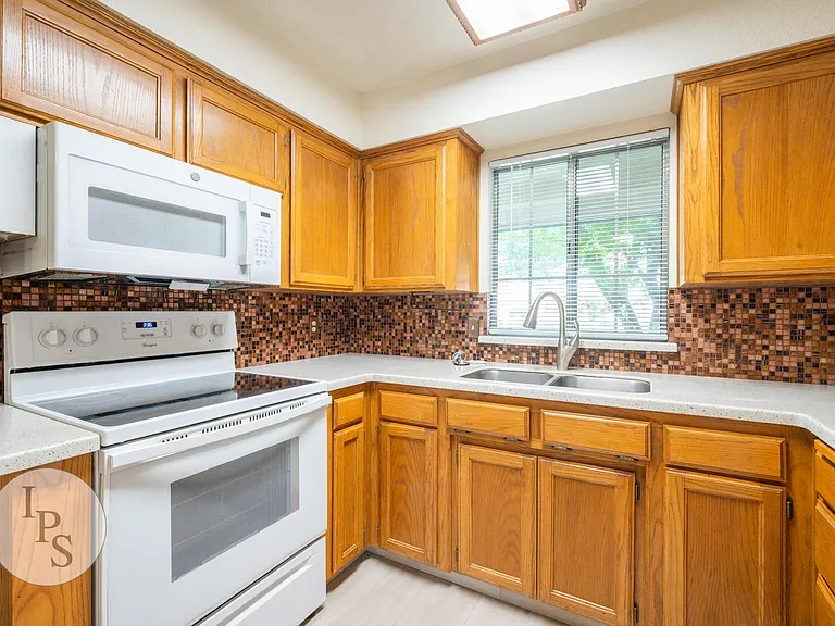 2131 E Cromwell Ave — Photo 7