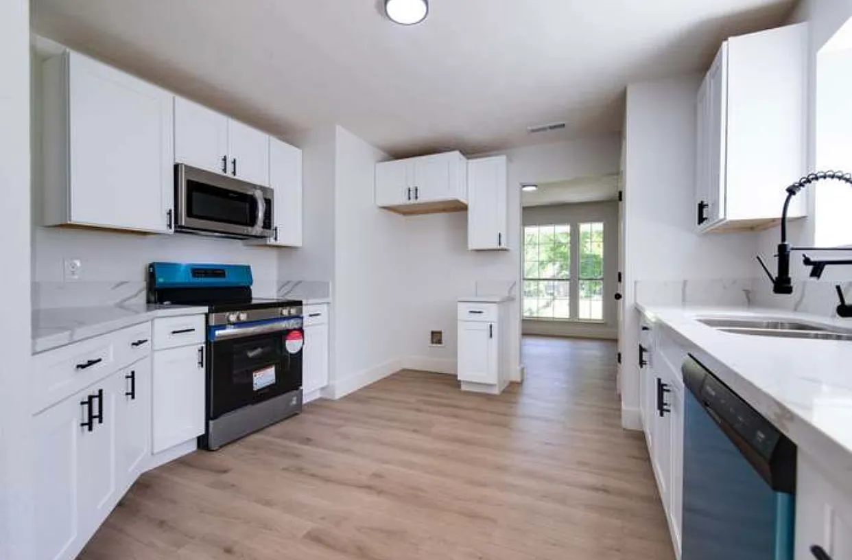 3 bed, 2.5 bath, 2129 sqft, $2,600 — Photo 3