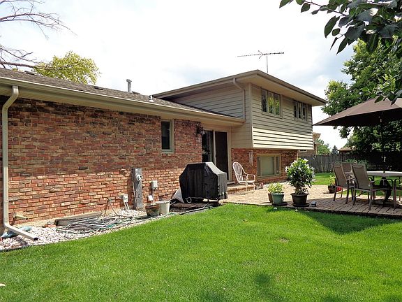 3rd image of 305 Essex Ln